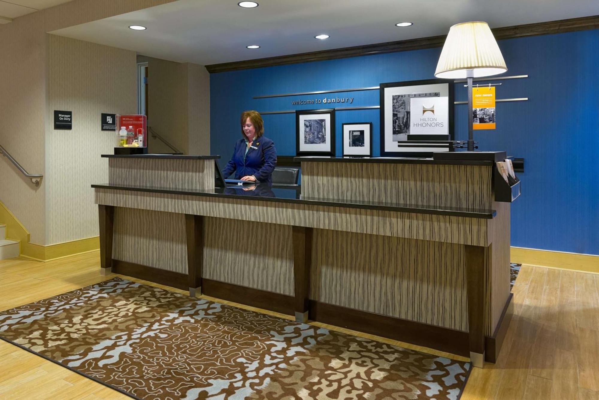 Hampton Inn Danbury Exterior photo